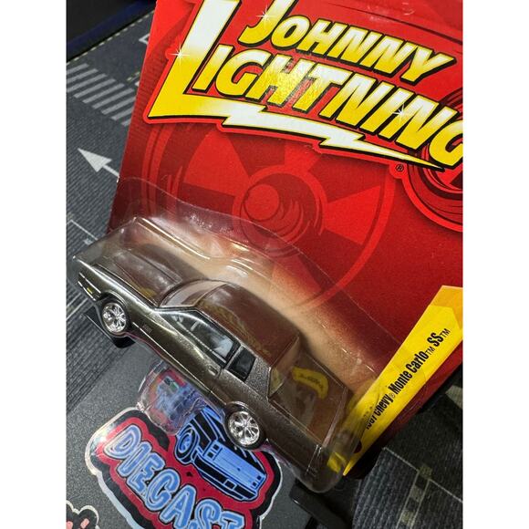 Johnny Lightning 1987 Chevy Monte Carlo SS - Picture 2 of 3